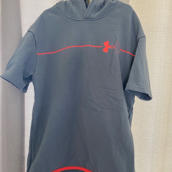 **SOLD** Boys Under Armour Short Sleeve - Picture 2 of 4